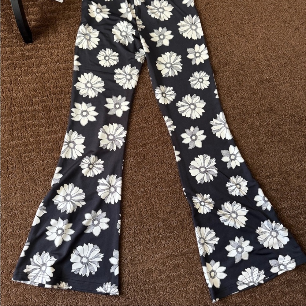 NWOT billabong flower print black and white flared leggings - Picture 3 of 4